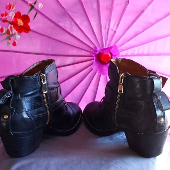 Shoes - Picture 4 of 4